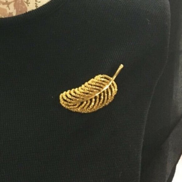 BSK Brooch Leaf Filigree Textured finish Gold-tone 3 " x 1" - Picture 1 of 7